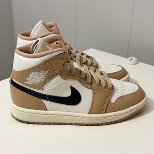 Women’s Jordan 1 Mid white/beige/black